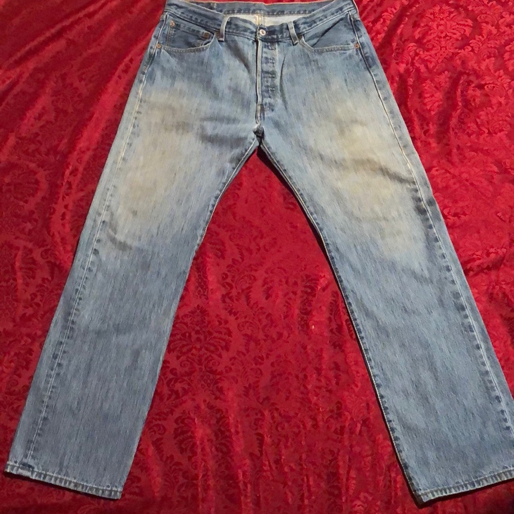 Vintage men’s Levi’s 501 jeans waist is 34”, length is 32. Factory fading